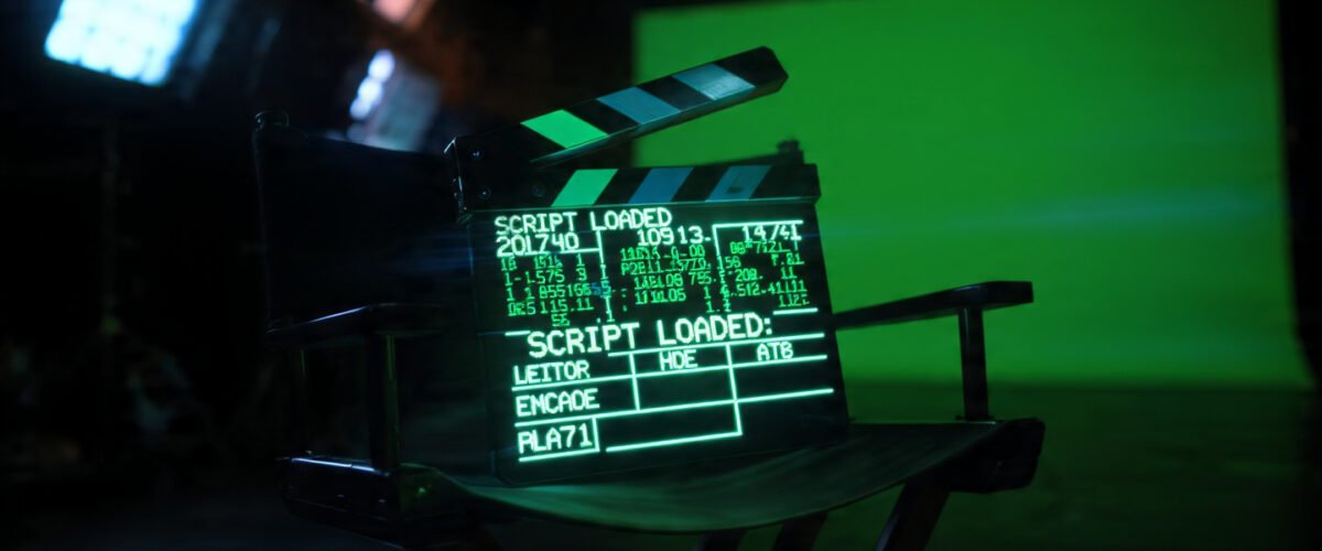 Claqueta de cine digital brillante mostrando código y el texto Veo 3 1 en un estudio de grabación oscuro